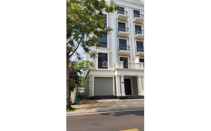 Bán gấp nhà phố 1 trệt 4 lầu áp mái tiếp giáp bến du thuyền Vinhomes Grand Park